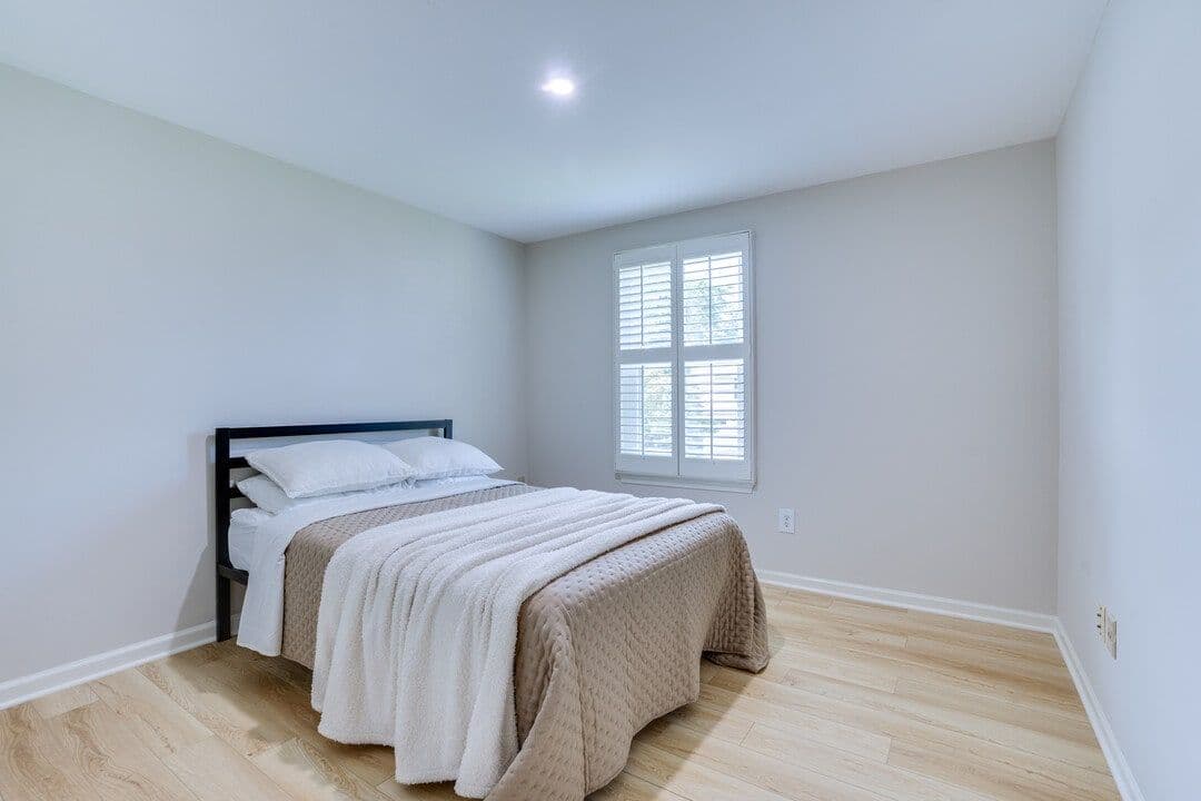 Upper-level room 1 at 5471 Braddock Ridge Dr