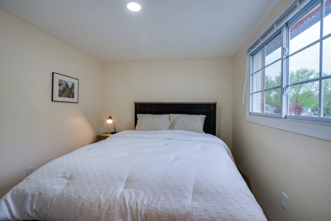 Lower-level room 2 at 14220 Fallbrook Ln